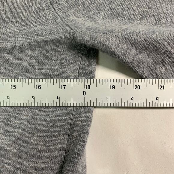 Club Monaco XS Mens V Neck Gray Sweater 100% Cashmere Quiet Luxury - Picture 6 of 8